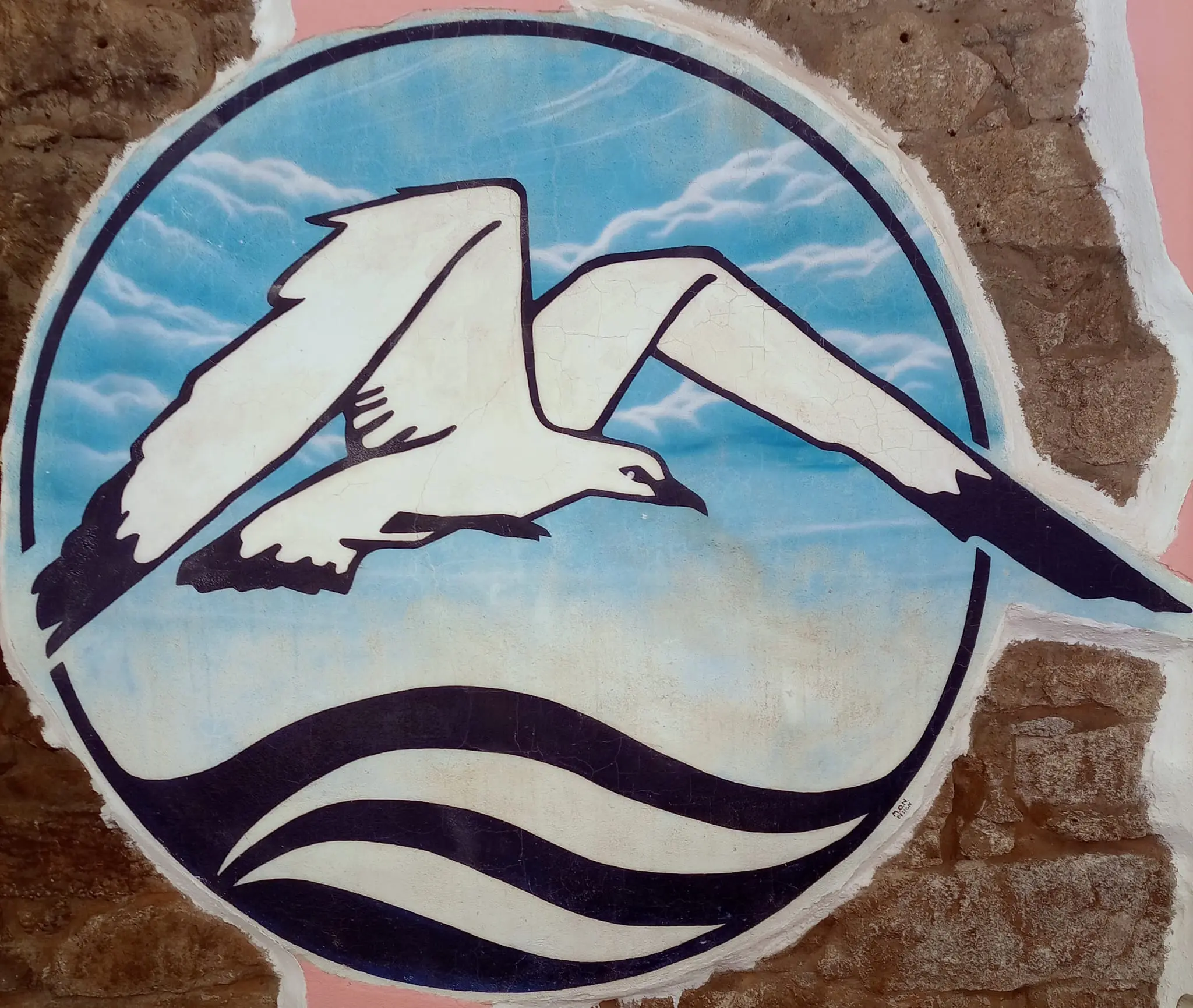 El fresco con la gaviota pintado en la fachada exterior del Restaurante La Grotta en La Maddalena
