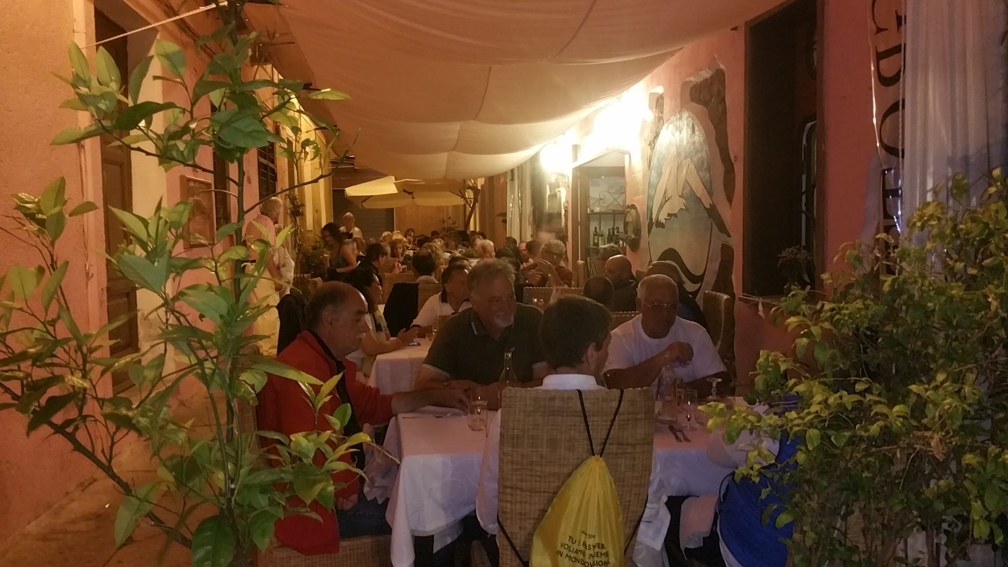 Ambiente nocturno en el Restaurante La Grotta La Maddalena