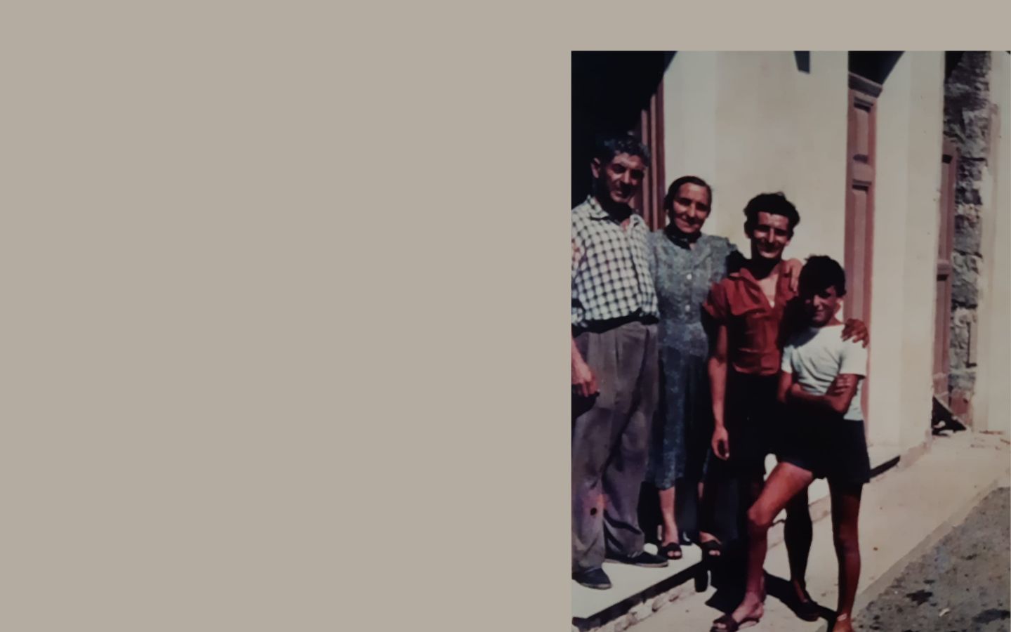 La familia Barretta y el callejón de Via Principe di Napoli en La Maddalena