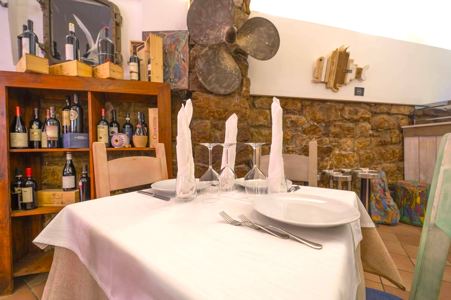 Interior del Restaurante La Grotta La Maddalena — mesa preparada