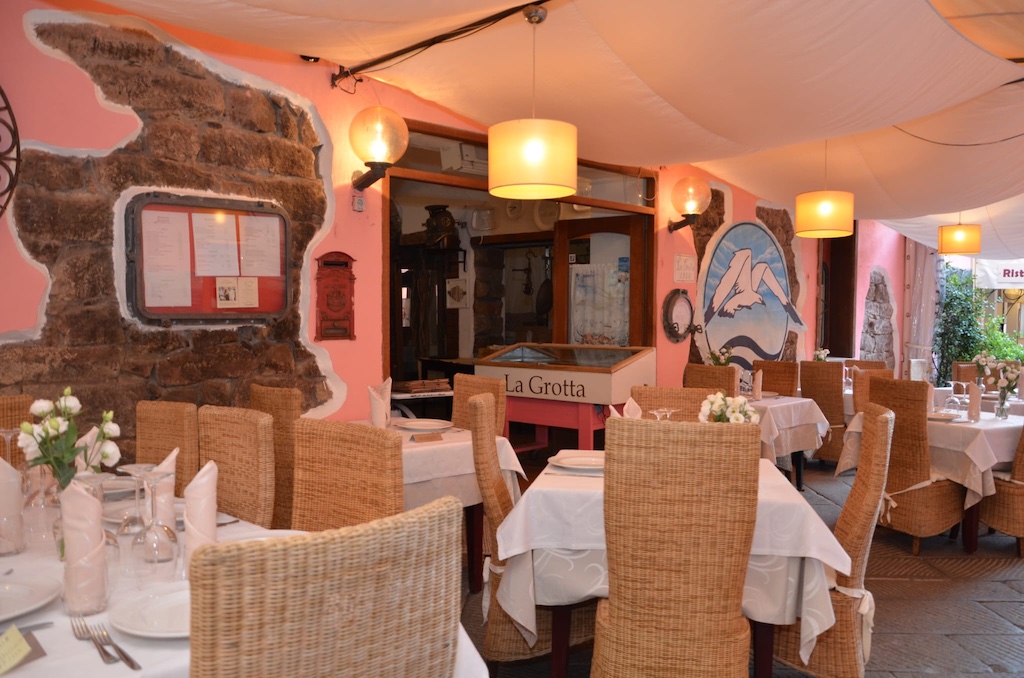 Enzo Barretta, propietario del Restaurante La Grotta en La Maddalena — desde 1958